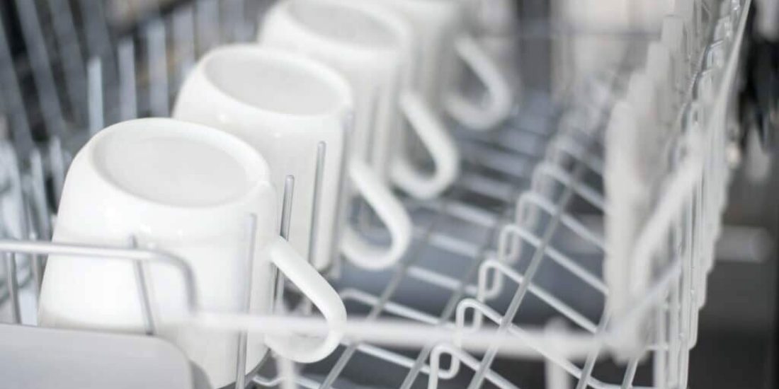 Large,White,Tea,Mugs,Are,Stacked,In,The,Dishwasher.